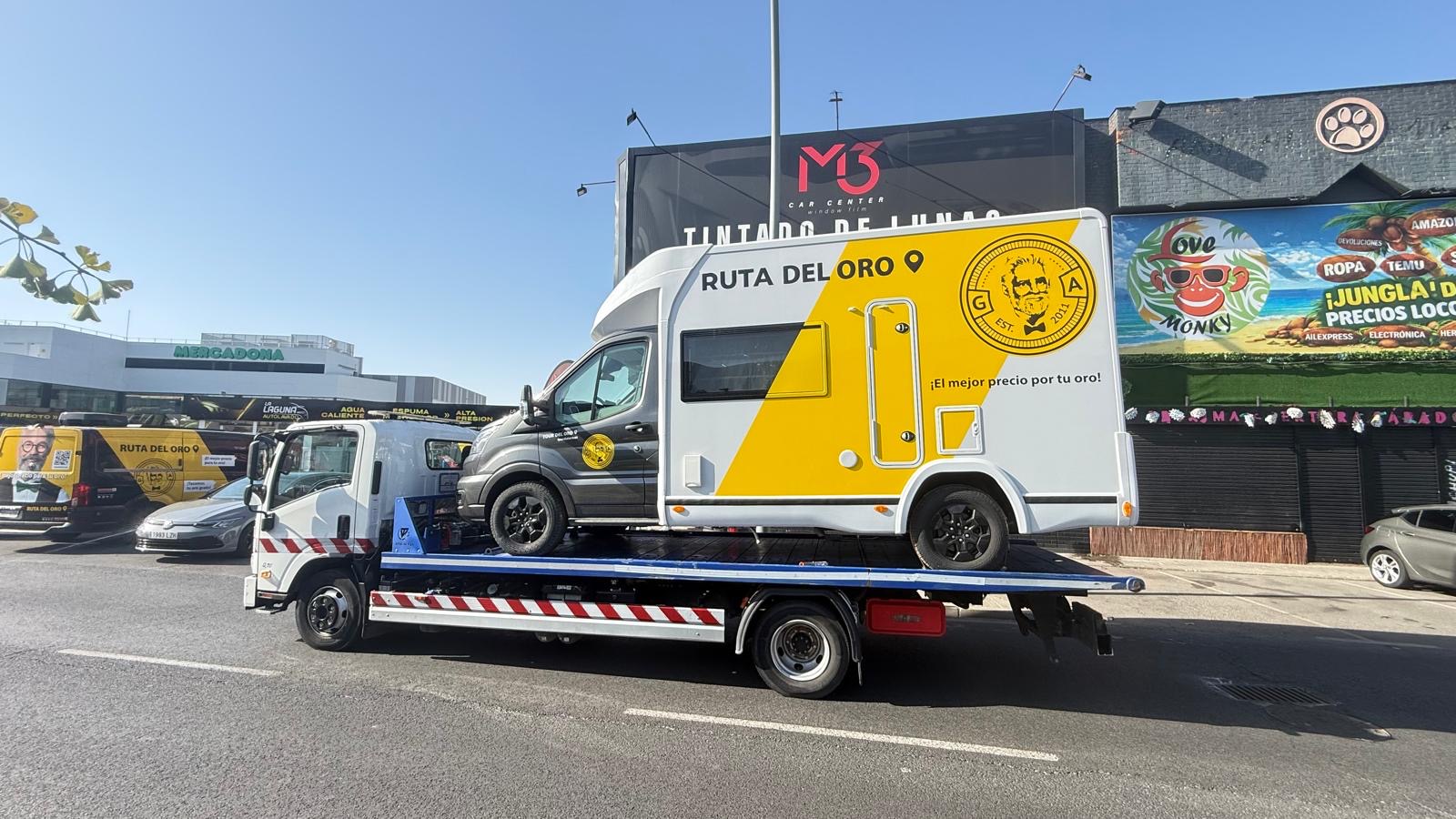 Transporte de autocaravana en grúa plataforma